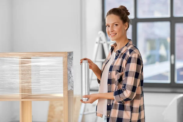 Femme heureuse emballage étagère et déménagement à la nouvelle maison — Photo