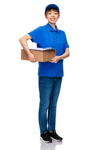 Mujer entrega feliz con caja de paquete y portapapeles — Foto de Stock