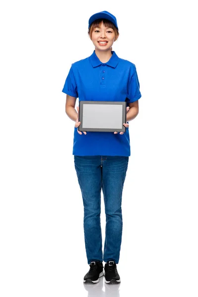Παράδοση γυναίκα σε μπλε στολή με tablet pc — Φωτογραφία Αρχείου