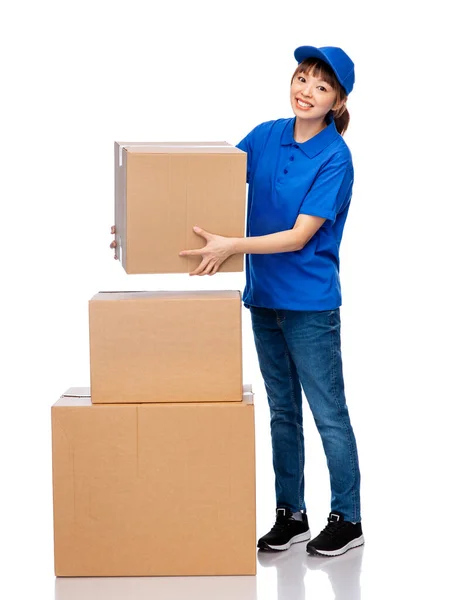 Paket kutularıyla mavi üniformalı teslimatçı kadın. — Stok fotoğraf