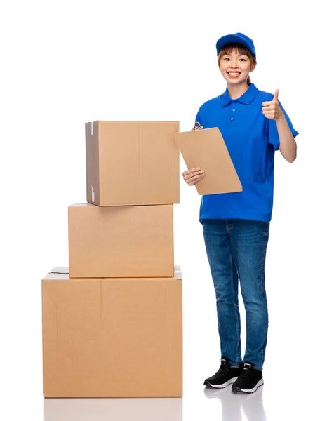 Leverans kvinna i blå uniform med paket lådor — Stockfoto