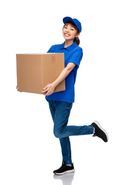 Mulher de entrega em uniforme azul com caixa de parcela — Fotografia de Stock