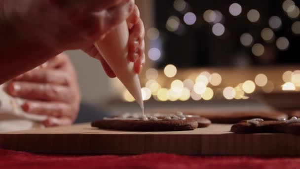 Mother and daughter decorating gingerbread at home — Stock Video