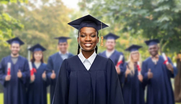 Estudante de pós-graduação feliz feminino em argamassa — Fotografia de Stock