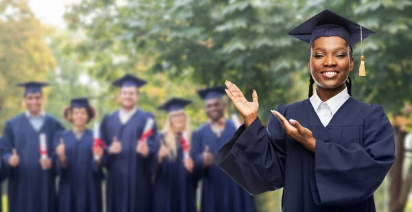 Šťastná studentka postgraduálního studia v minometu — Stock fotografie