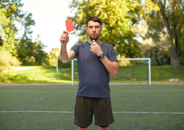 Árbitro de fútbol con silbato mostrando tarjeta roja — Foto de Stock