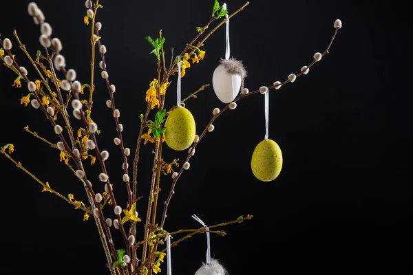 Salgueiro e ramos forsythia com ovos de Páscoa — Fotografia de Stock