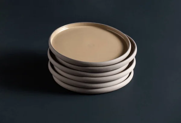 검은 탁자 위에 놓여 있는 세라믹 접시들 — 스톡 사진