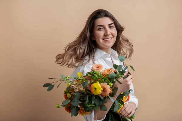 Portret van een gelukkige vrouw met bos bloemen — Stockfoto