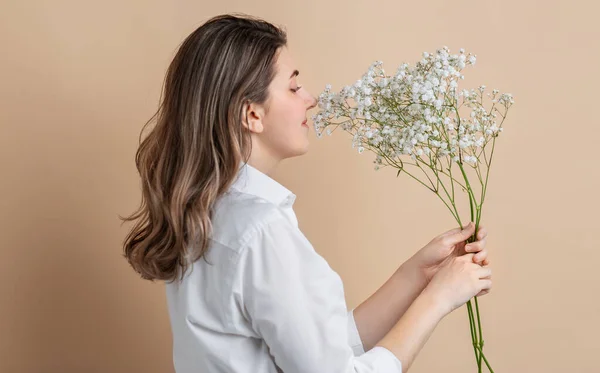 Retrato de mulher feliz cheirando cacho de flores — Fotografia de Stock