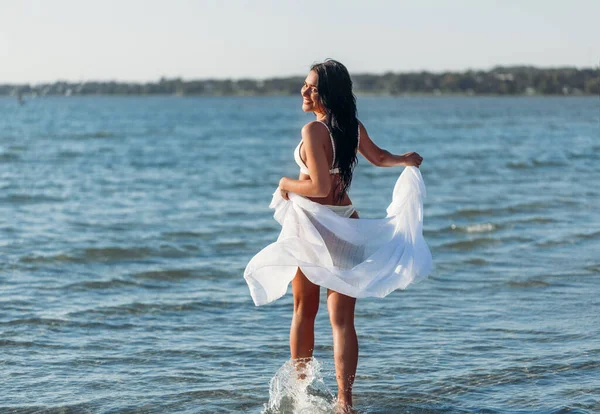 Femme en maillot de bain bikini avec paréo sur la plage — Photo