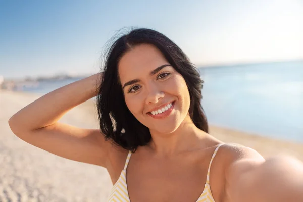 Bikinili gülümseyen kadın sahilde selfie çekiyor. — Stok fotoğraf