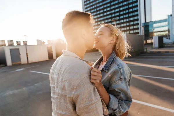 Feliz jovem casal no telhado top estacionamento da cidade — Fotografia de Stock