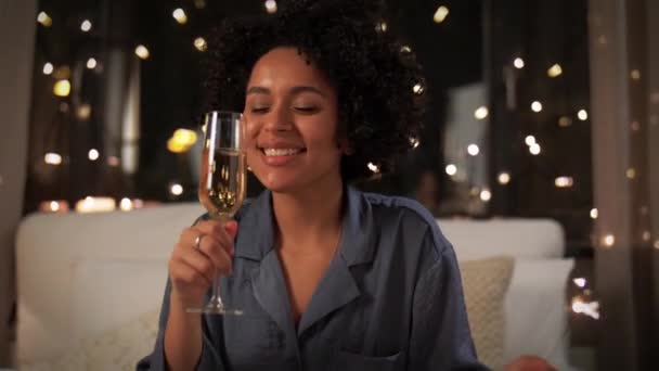 Boldog nő pezsgővel és csillagszóróval éjjel — Stock videók