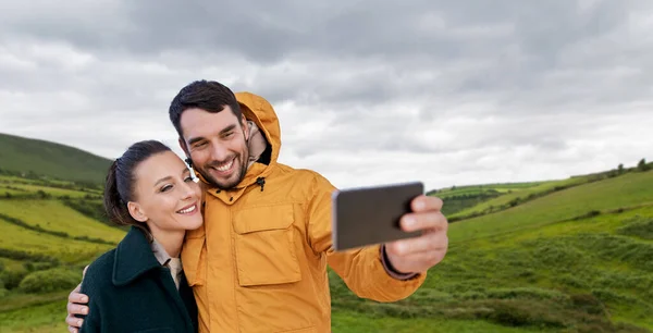 Пара байдикуючих селфі з смартфоном в irland — стокове фото