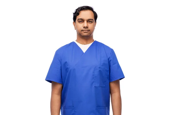 Indischer Arzt oder Krankenpfleger in blauer Uniform — Stockfoto