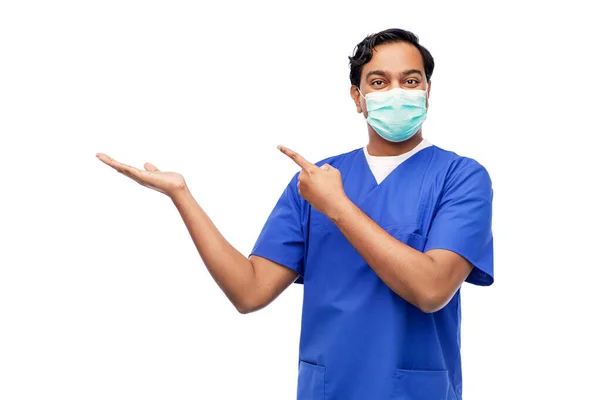 파란색 제복을 입고 마스크를 쓴 인도 남성 의사 — 스톡 사진