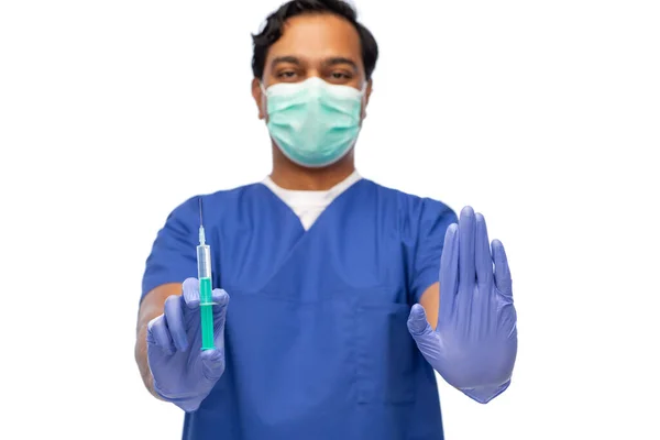Mannelijke arts met masker en handschoenen met spuit — Stockfoto