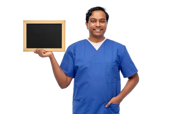 Glad indian manliga läkare eller sjuksköterska med krita — Stockfoto