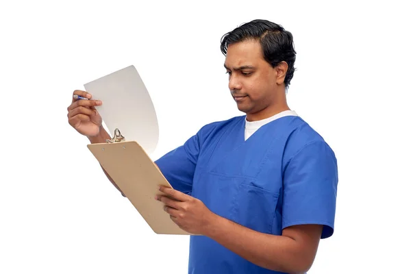 Indyjski mężczyzna lekarz z dokumentów na schowku — Zdjęcie stockowe