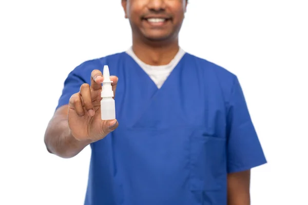 Leende läkare eller manlig sjuksköterska med läkemedel — Stockfoto