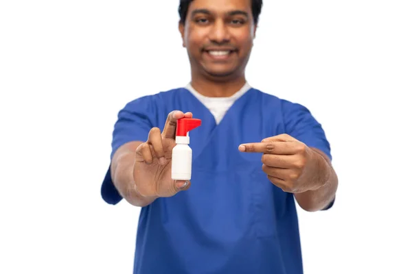 Médico sorridente ou enfermeiro com medicamento — Fotografia de Stock