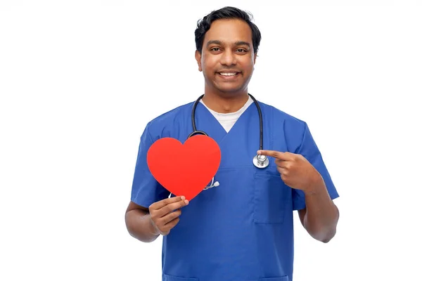 Indyjski lekarz z czerwonym sercem i stetoskopem — Zdjęcie stockowe