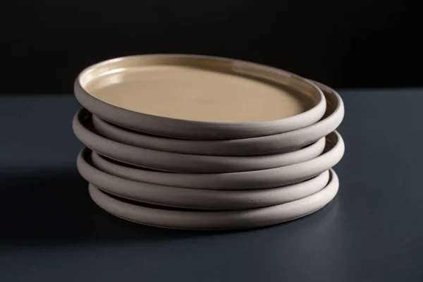 Close-up de placas de cerâmica na mesa preta — Fotografia de Stock