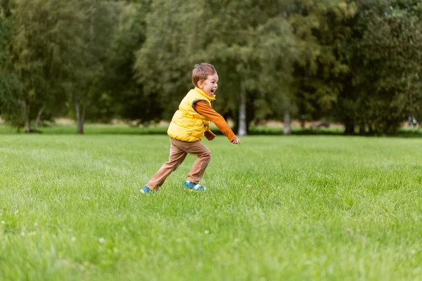 Niño feliz corriendo en el parque —  Fotos de Stock