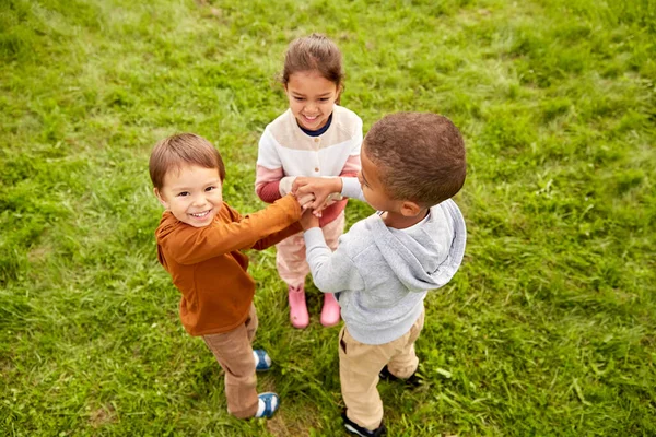 Grupo de crianças jogando jogo no parque — Fotografia de Stock