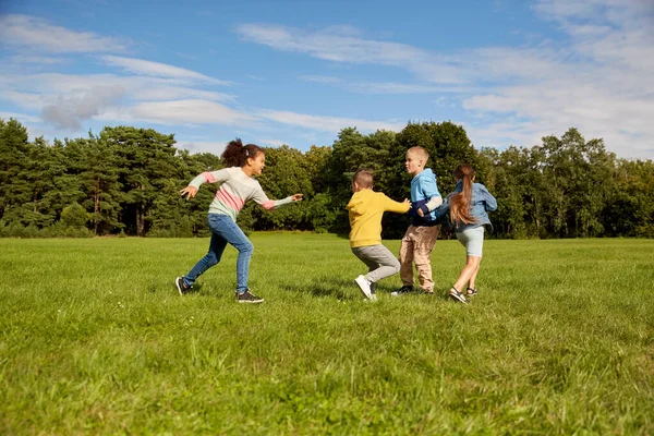 Enfants heureux jouer et courir au parc — Photo