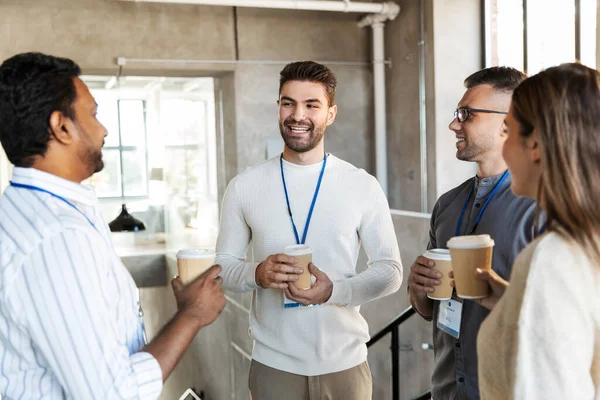 Gente de negocios tomando café para llevar en la oficina — Foto de Stock