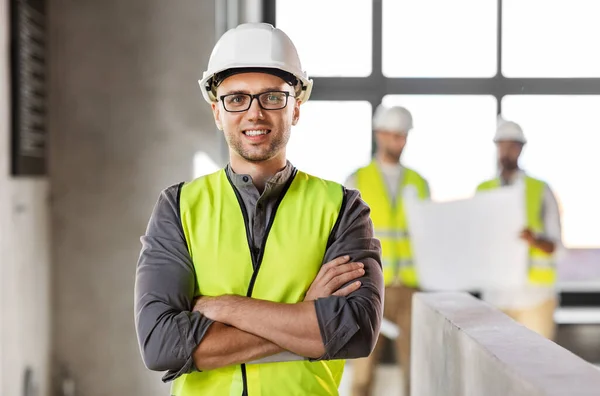 Arquitecto masculino en casco y seguridad oeste en oficina — Foto de Stock