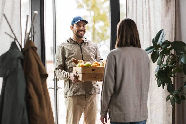 Comida entrega hombre dando orden a cliente femenino — Foto de Stock