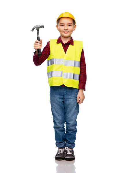 Niño en casco protector y chaleco con martillo — Foto de Stock