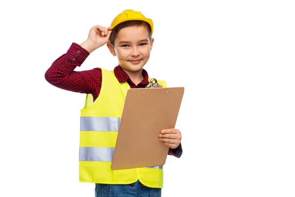 Niño pequeño en casco de construcción con portapapeles — Foto de Stock