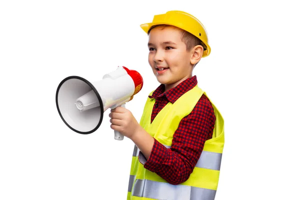 Pojke i skyddshjälm pratar med megafon — Stockfoto