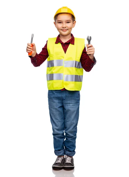 Chłopiec w kasku budowlanym ze śrubokrętem i kluczem — Zdjęcie stockowe