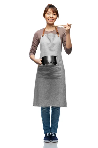 Счастливая улыбающаяся женщина-повар с соусом — стоковое фото
