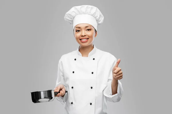 Szczęśliwy kobieta szef kuchni z rondel pokazując kciuki w górę — Zdjęcie stockowe