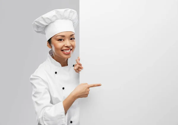 Chef femenino sonriente con pizarra blanca Imagen de stock