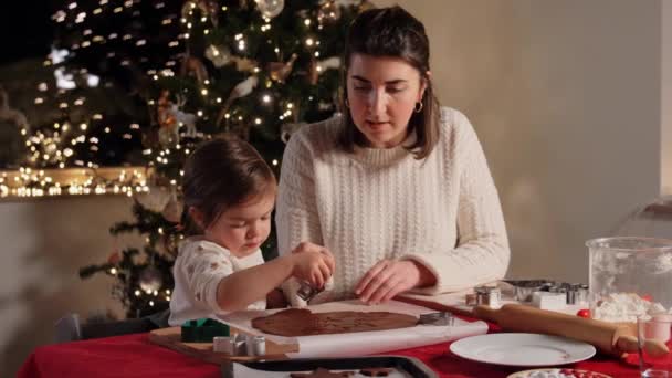 Мать и дочь делают пряники дома — стоковое видео