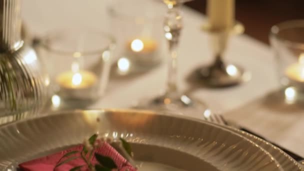 Mesa que sirve en el restaurante o la cena en casa — Vídeos de Stock