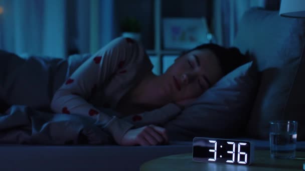 Adolescente dormindo em casa à noite — Vídeo de Stock