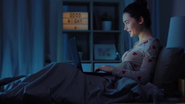 10代の女の子ノートパソコンを家に置いて夜 — ストック動画
