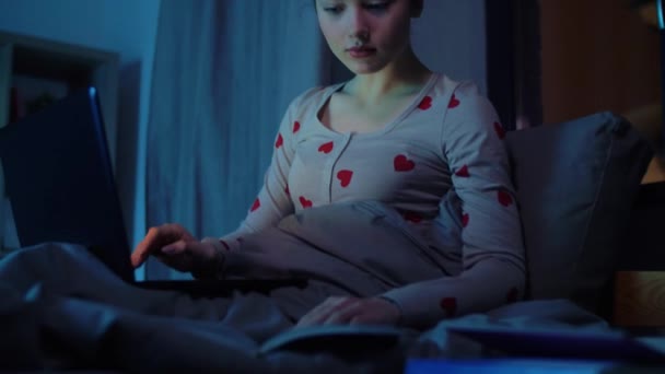 10代の女の子ノートパソコンで夜に学ぶ — ストック動画