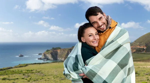 Kaliforniya 'da sıcak battaniyeli mutlu çift — Stok fotoğraf