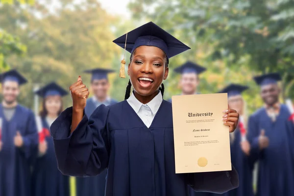 Ευτυχισμένη γυναίκα απόφοιτος φοιτητής με δίπλωμα — Φωτογραφία Αρχείου