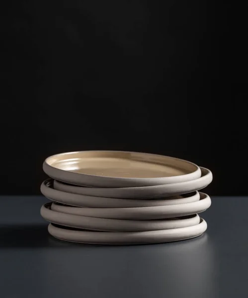 Primo piano di piatti di ceramica su tavolo nero — Foto Stock