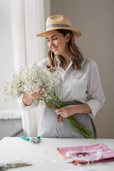 작업실에 꽃있는 행복 한 여자 — 스톡 사진